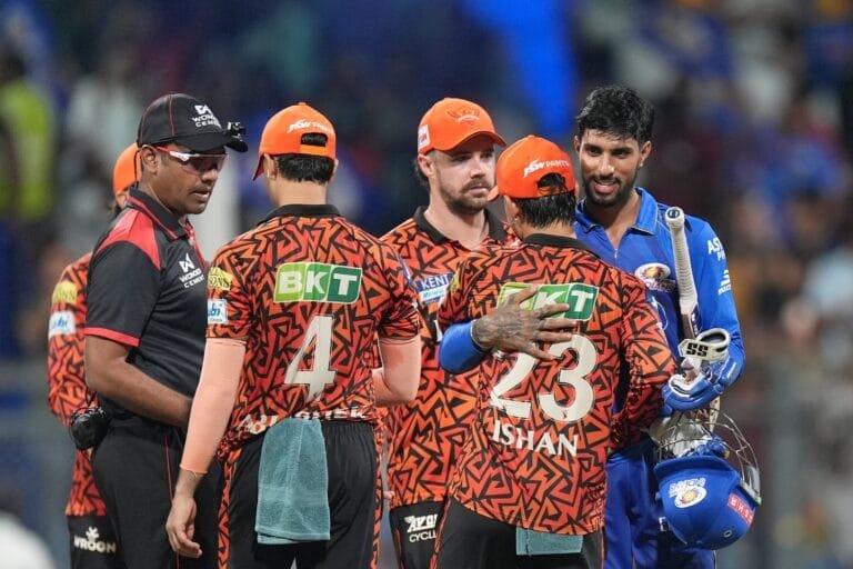 IPL क्रिकेट में कल मुंबई इंडियंस ने सनराइजर्स हैदराबाद को चार विकेट से हराया