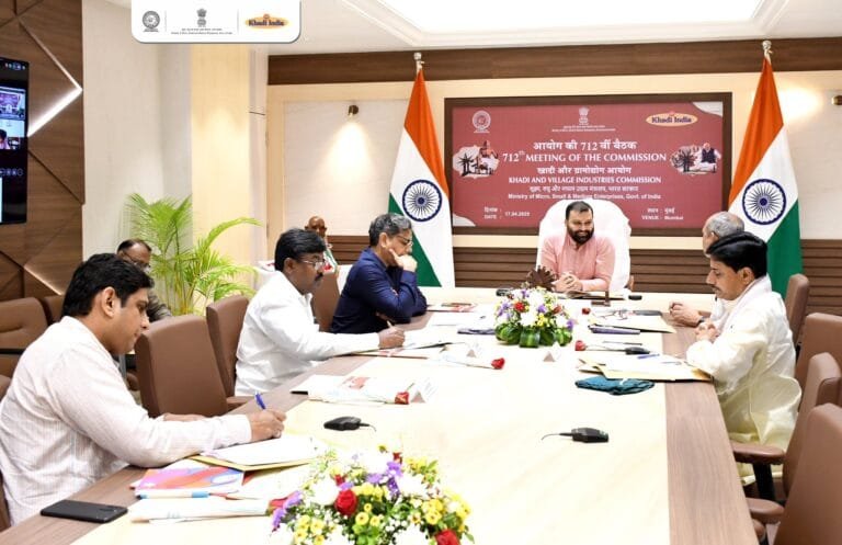 KVIC अध्यक्ष मनोज कुमार ने वित्त वर्ष 2024-25 के अनंतिम आंकड़े जारी किये, खादी और ग्रामोद्योग का कारोबार 1 लाख 70 हजार करोड़ रुपये के पार