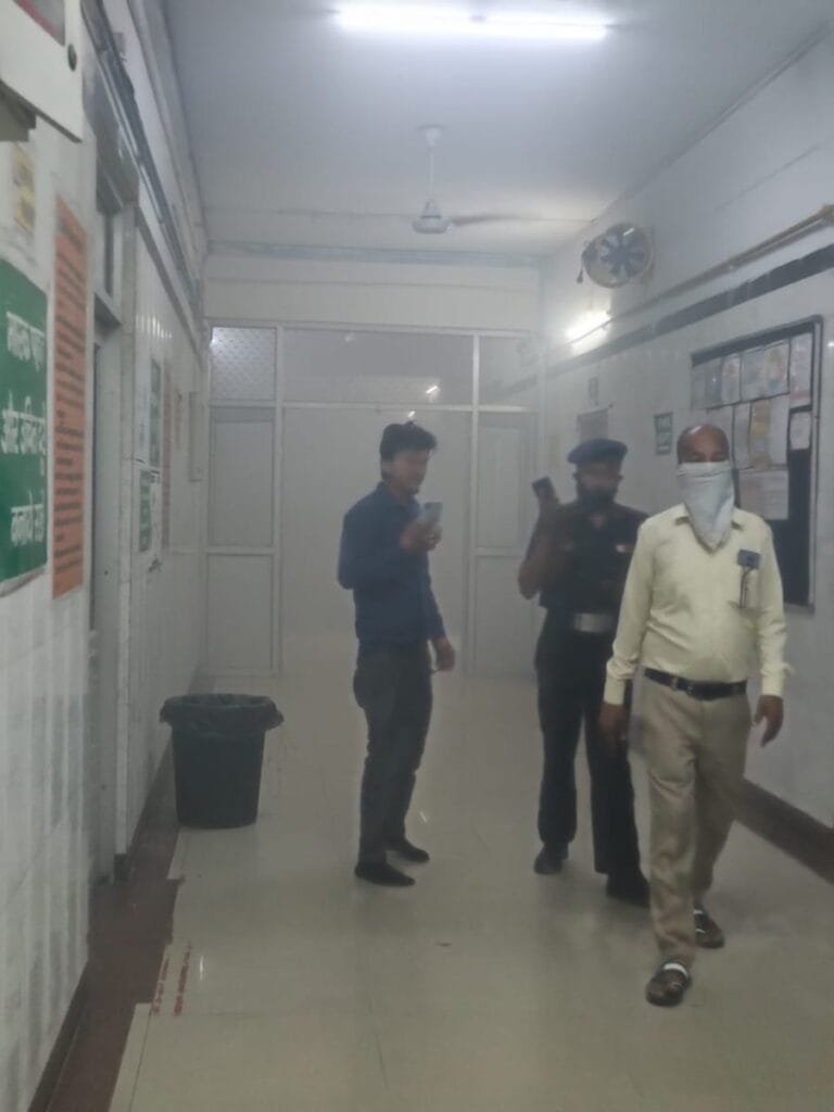लखनऊ के लोक बंधु अस्‍पताल में कल रात भीषण आग लगने से दो सौ से अधिक रोगियों को सुरक्षित निकाला गया