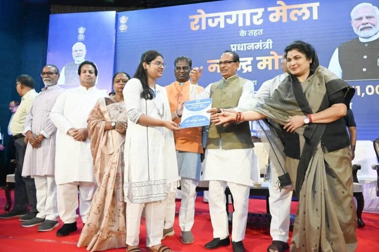 केन्द्रीय कृषि मंत्री शिवराज सिंह चौहान ने भोपाल में आयोजित रोजगार मेले में अभ्यर्थियों को नियुक्ति पत्र प्रदान किए