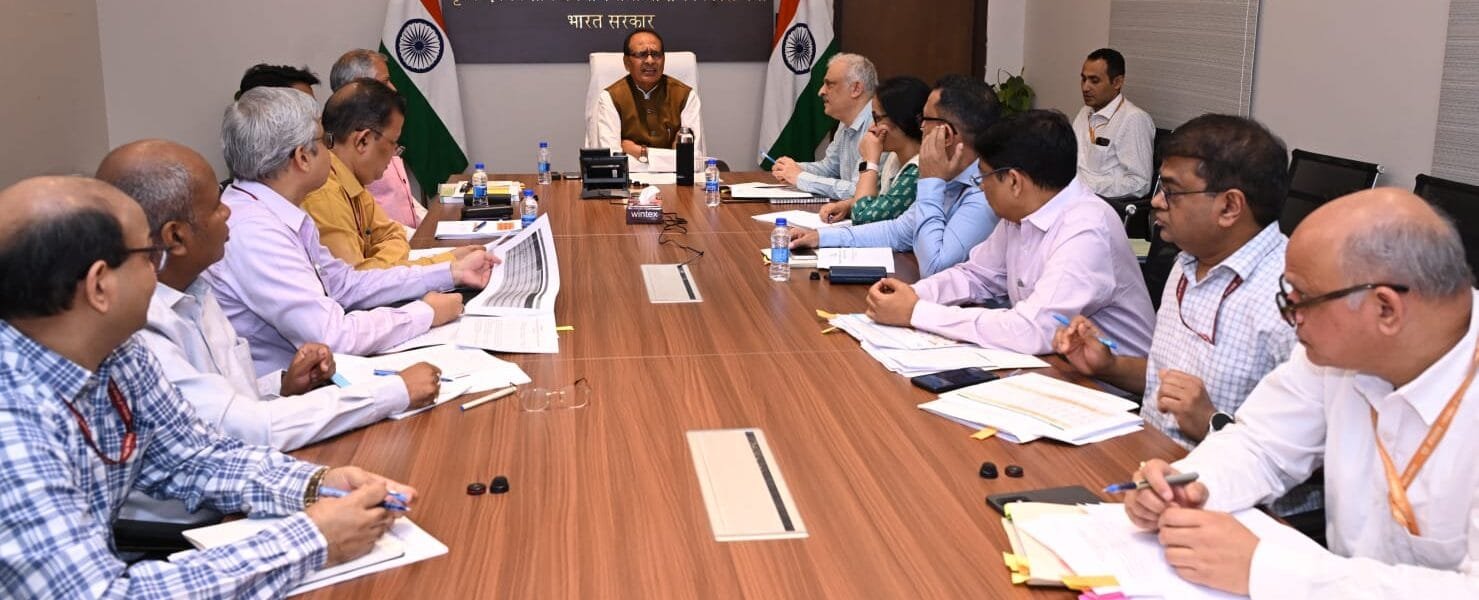 Union Agriculture Minister Shivraj Singh Chouhan today held a weekly review meeting in Delhi regarding the progress of the overall agriculture sector