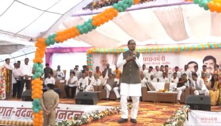 केंद्रीय मंत्री शिवराज सिंह चौहान ने मध्य प्रदेश में प्रधानमंत्री आवास योजना-ग्रामीण (PMAY-G) के अंतर्गत हितग्राहियों को स्वीकृति पत्रों का वितरण किया