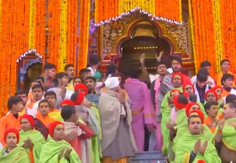 श्री बद्रीनाथ धाम के कपाट आज सुबह 6.15 बजे श्रद्धालुओं के लिए खोल दिए गए