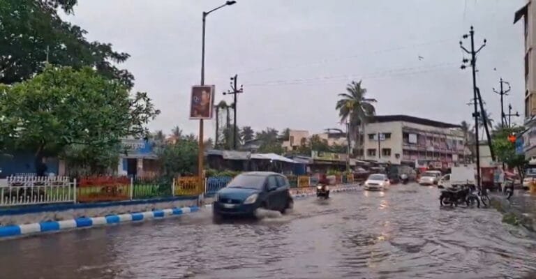 मौसम विभाग ने अगले दो दिन के लिए मध्य प्रदेश, छत्तीसगढ़ और विदर्भ में तेज बारिश का ऑरेंज अलर्ट जारी किया