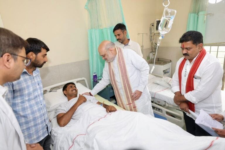 गृह मंत्री अमित शाह ने छत्तीसगढ़-तेलंगाना सीमा पर करेगुट्टा पहाड़ियों में नक्सल विरोधी अभियान के दौरान घायल हुए सुरक्षाकर्मियों से दिल्ली के AIIMS में मुलाकात की
