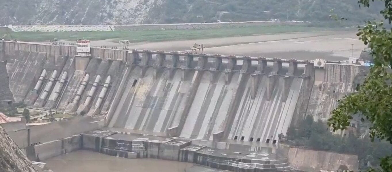 India stopped the flow of water to Pakistan from the Baglihar Dam of Chenab River