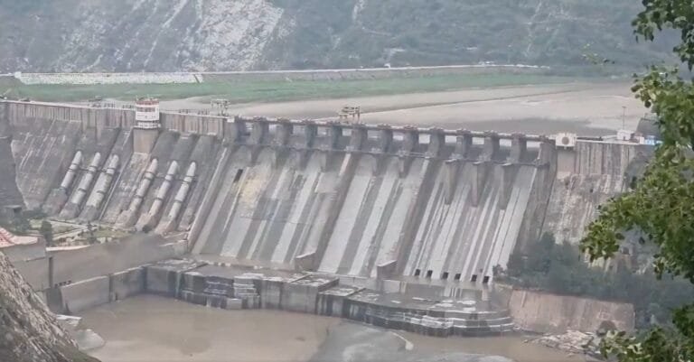 भारत ने चिनाब नदी के बगलि‍हार बांध से पाकिस्‍तान को पानी का प्रवाह रोका