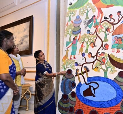 Madhubani and Gond painting artists met the President under the Artist in Residence programme