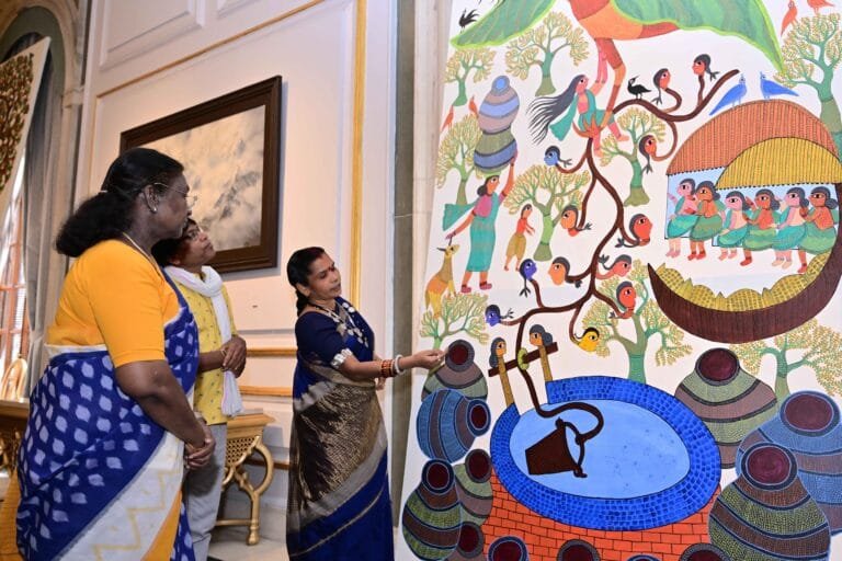 आर्टिस्ट इन रेसिडेंस कार्यक्रम के अंतर्गत मधुबनी और गोंड चित्रकला के कलाकारों ने राष्ट्रपति से मुलाकात की