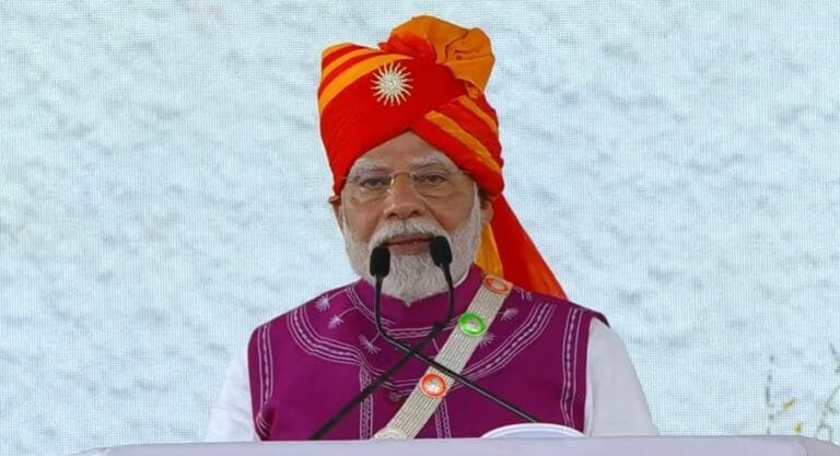 प्रधानमंत्री मोदी ने गुजरात के दाहोद में लगभग 24,000 करोड़ रुपये की लागत वाली कई विकास परियोजनाओं का शुभारंभ किया