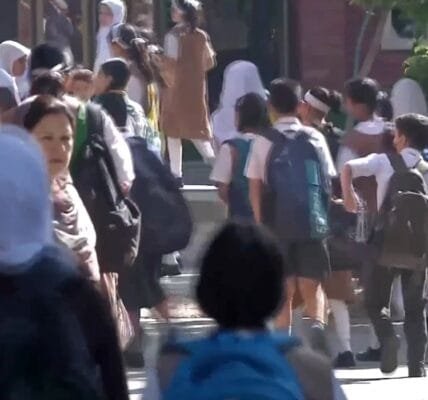 Schools reopen in Srinagar