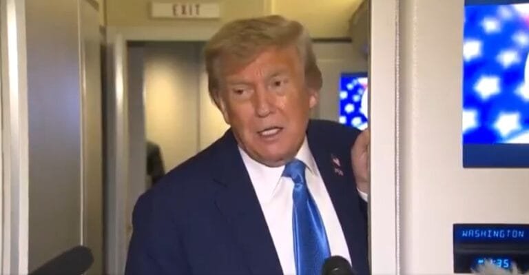 अमेरिका के राष्ट्रपति डॉनल्‍ड ट्रम्प कनाडा में G7 शिखर सम्मेलन को बीच में ही छोड़कर वाशिंगटन लौटे