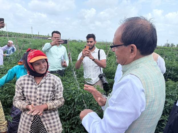 Union Agriculture Minister Shivraj Singh Chauhan interacted with the farmers of Maharashtra today