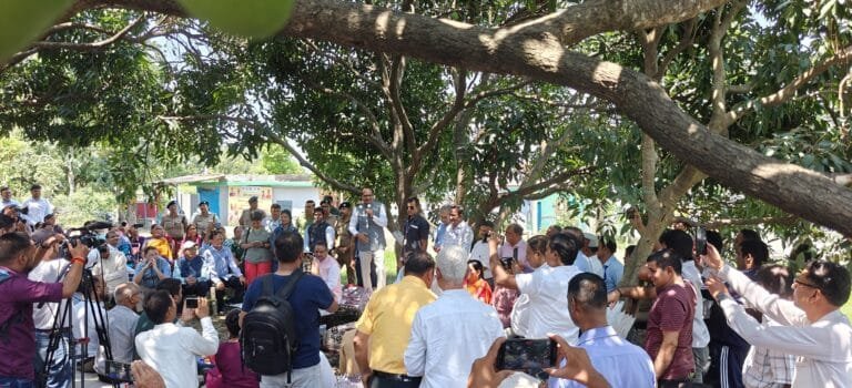 केंद्रीय कृषि मंत्री शिवराज सिंह चौहान ने शुक्रवार को देहरादून के डोईवाला ब्लॉक अंतर्गत पाववाला सौड़ा गांव में आयोजित किसान चौपाल में भाग लिया