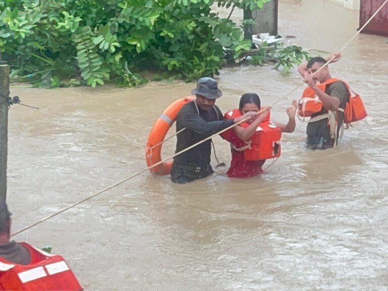 असम में पिछले 24 घंटों में पांच और जिलों में बाढ़ का पानी फैलने से स्थिति खराब