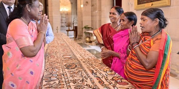 Artists of Sohrai, Patachitra and Patua art met President Draupadi Murmu under the Artist in Residence program