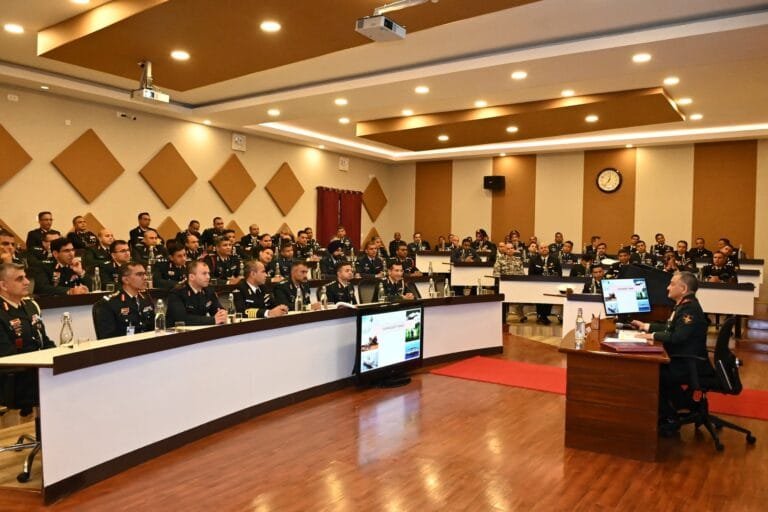 चीफ ऑफ डिफेंस स्टाफ जनरल अनिल चौहान ने वेलिंगटन स्थित रक्षा सेवा स्टाफ कॉलेज का दौरा किया