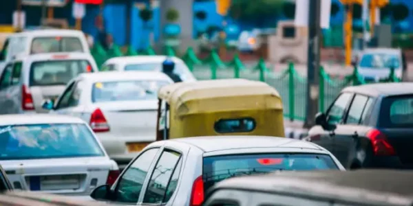 Delhi government urged to stop the decision of not giving fuel to expired vehicles