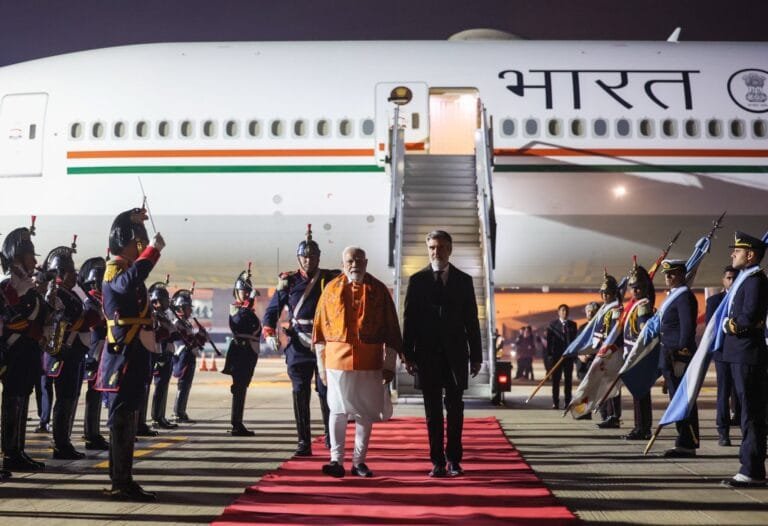 प्रधानमंत्री मोदी पांच देशों की यात्रा के तीसरे चरण में अर्जेंटीना की राजधानी ब्यूनोस आयर्स पहुंचे