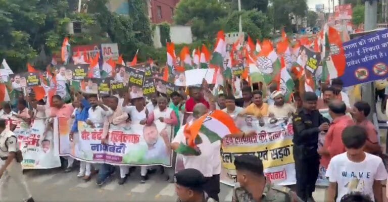पश्चिम बंगाल के कई मजदूर यूनियनों और श्रमिक महासंघों के समर्थकों ने आज भारत बंद का आह्वान किया