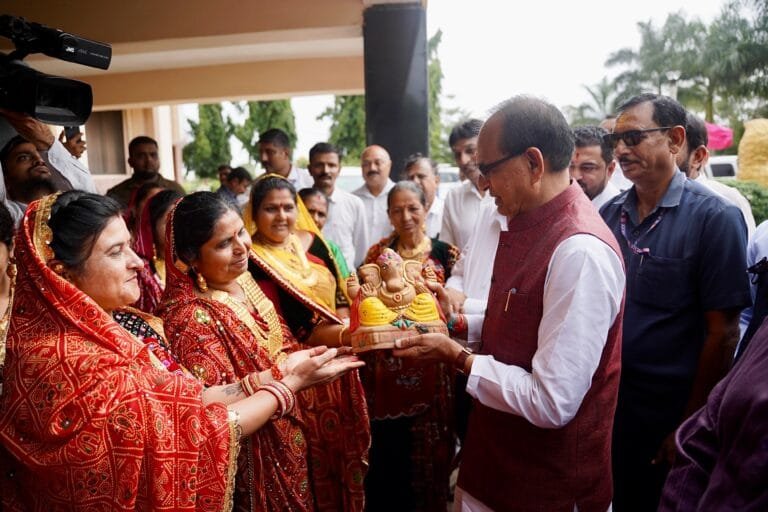 केंद्रीय कृषि मंत्री शिवराज सिंह चौहान ने गुजरात में लखपति दीदियों से संवाद किया