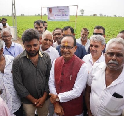 Union Agriculture Minister Shivraj Singh Chouhan met farmers during his visit to Gujarat today