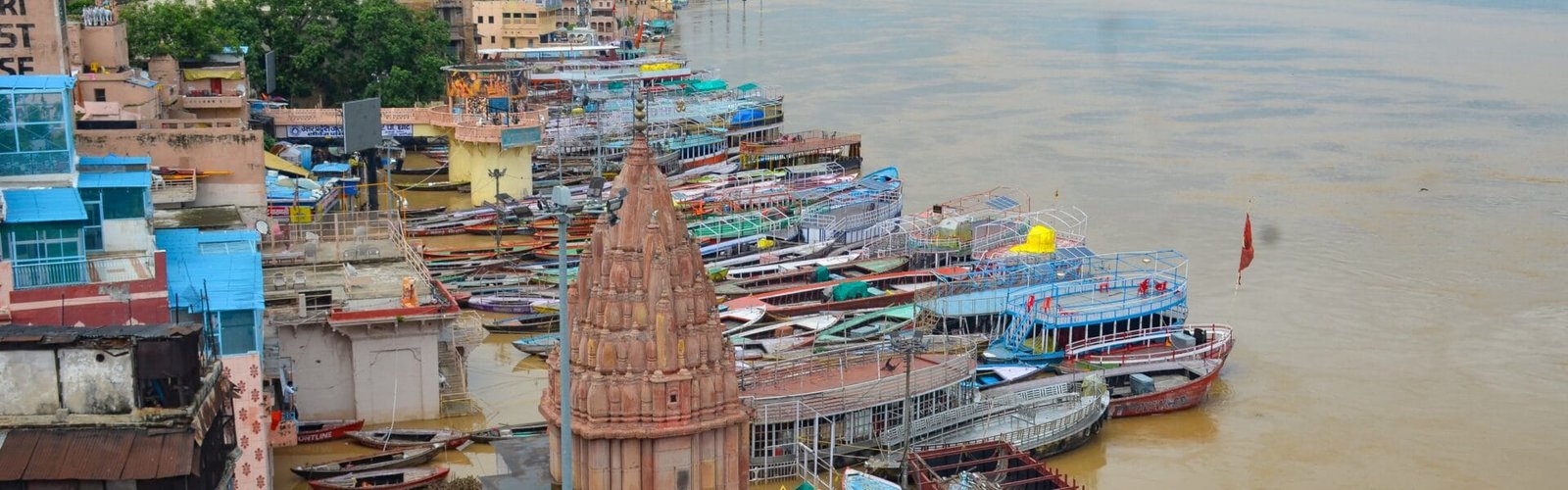 Due to continuous rain in Uttar Pradesh, many rivers are above the danger mark