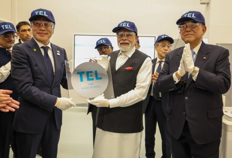 प्रधानमंत्री नरेन्द्र मोदी ने मियागी प्रान्त के सेंडाई में सेमीकंडक्टर संयंत्र का दौरा किया