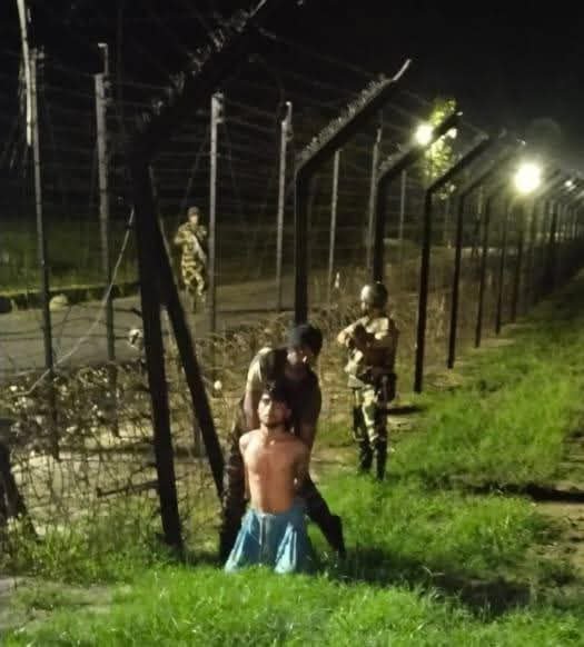 A Pakistani intruder was arrested last night near the international border in RS Pura sector of Jammu.
