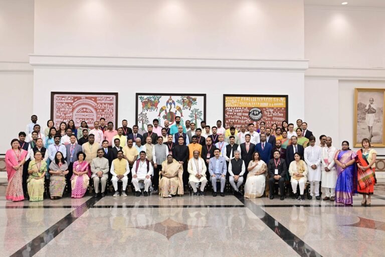 आदि-कर्मयोगी अभियान के एक हिस्से के रूप में प्रतिष्ठित जनजातीय लोगों के एक समूह ने राष्ट्रपति से मुलाकात की