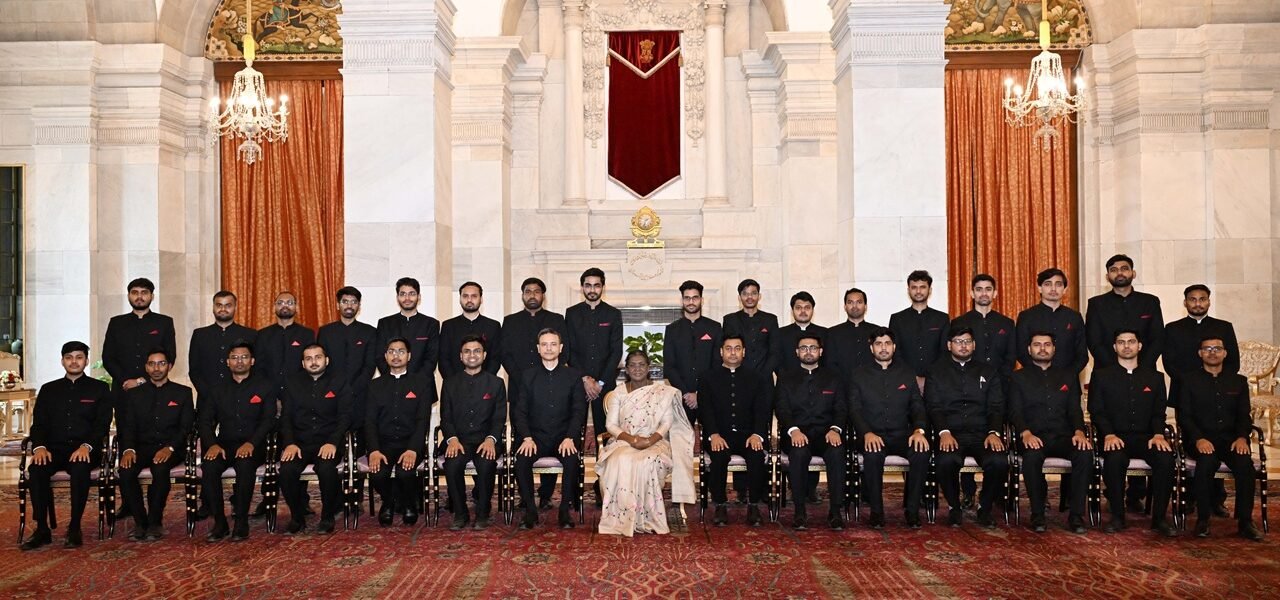 Officer Trainees of Indian Statistical Service, Indian Skill Development Service and Central Engineering Service call on the President