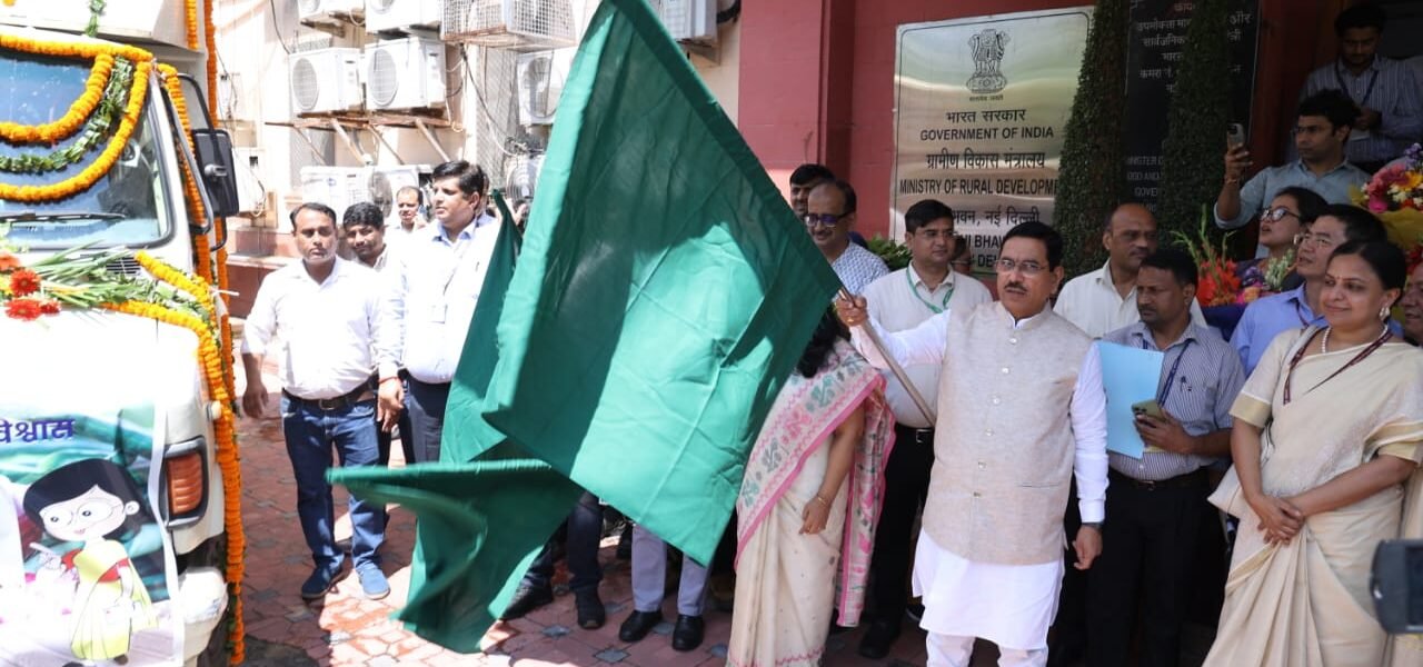 Pralhad Joshi flagged off a van selling subsidized onions