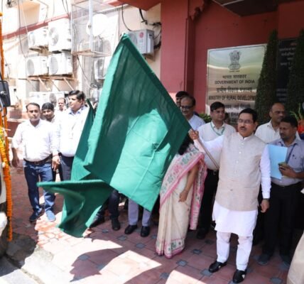 Pralhad Joshi flagged off a van selling subsidized onions