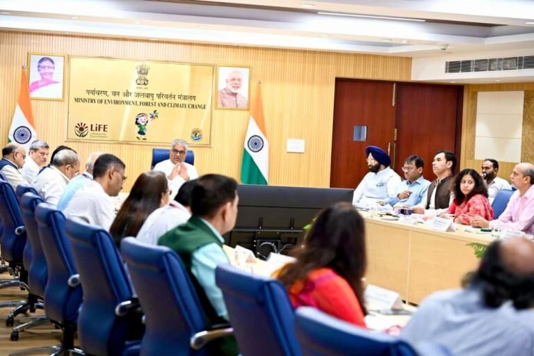 केन्द्रीय पर्यावरण मंत्री ने दिल्ली-एनसीआर में वायु गुणवत्ता प्रबंधन पर उच्च स्तरीय समीक्षा बैठक की अध्यक्षता की