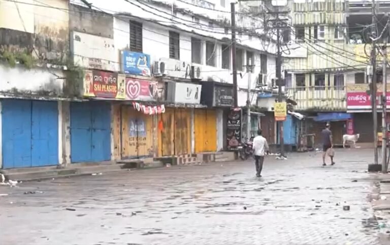 ओडिशा के कटक में दुर्गा पूजा जुलूस के दौरान हुई हिंसक झड़प के बाद कर्फ्यू लगाया गया