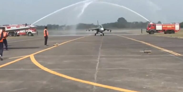 रक्षा मंत्री राजनाथ सिंह ने नासिक स्थित HAL के नए निर्माण केन्‍द्र से पहले Tejas LCA Mk-1A लड़ाकू विमान का अनावरण किया