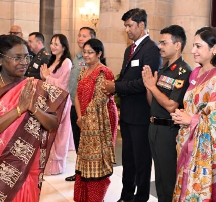 Faculty and course members of the 65th National Defence College Course called on President Draupadi Murmu today