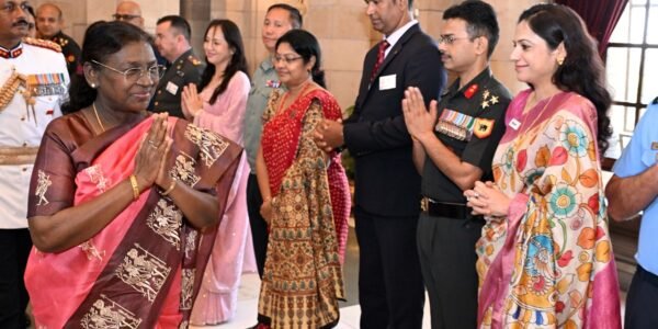 Faculty and course members of the 65th National Defence College Course called on President Draupadi Murmu today