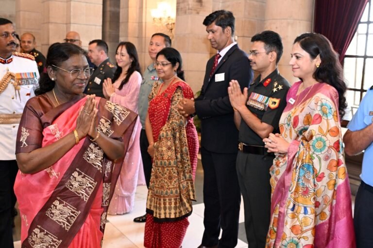 65वें राष्ट्रीय रक्षा महाविद्यालय पाठ्यक्रम के संकाय और पाठ्यक्रम सदस्यों ने आज राष्ट्रपति द्रौपदी मुर्मु से भेंट की