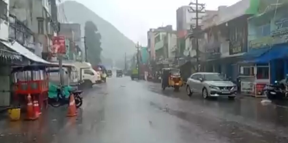 In Odisha, rains continued in the southern and coastal districts of the state since this morning due to the impact of Cyclone Montha.