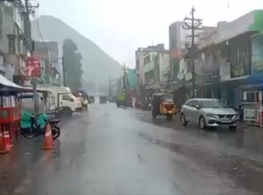 In Odisha, rains continued in the southern and coastal districts of the state since this morning due to the impact of Cyclone Montha.