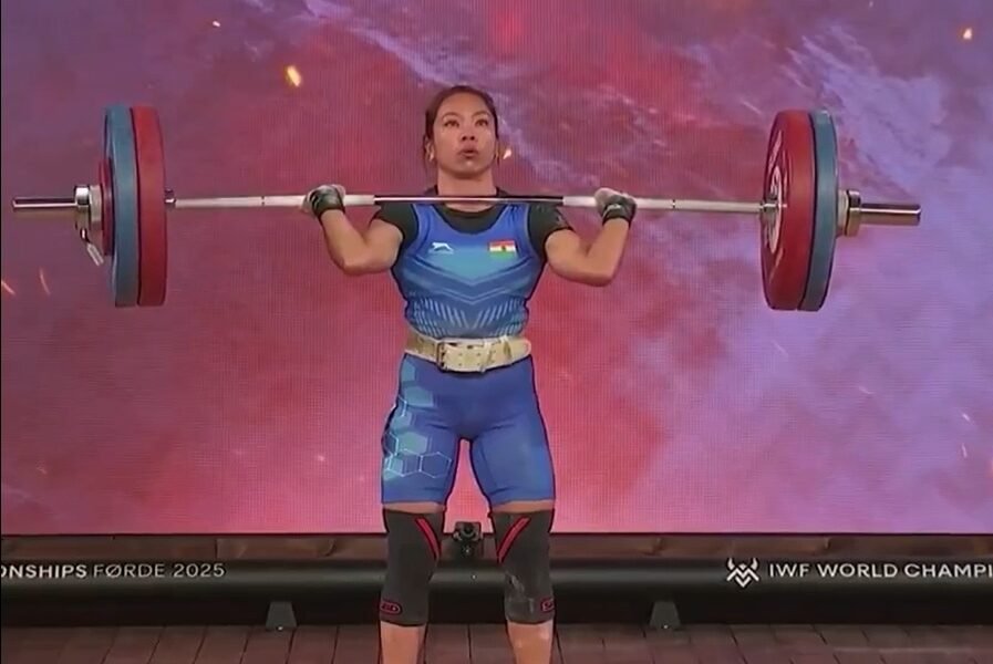 Indias Mirabai Chanu won the silver medal in the womens 48 kg category