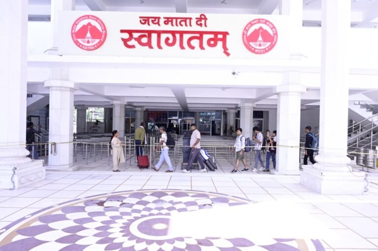 जम्मू-कश्मीर में खराब मौसम के कारण श्री माता वैष्णो देवी यात्रा अगले तीन दिन के लिए स्थगित