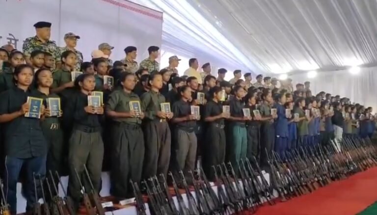 छत्‍तीसगढ़ में आज दो सौ से ज्‍यादा नक्‍सलियों ने जगदलपुर में समर्पण किया