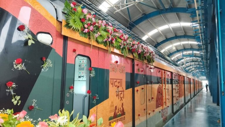 बिहार के मुख्यमंत्री नीतीश कुमार ने आज पटना मेट्रो रेल सेवा के पहले चरण का उद्घाटन किया
