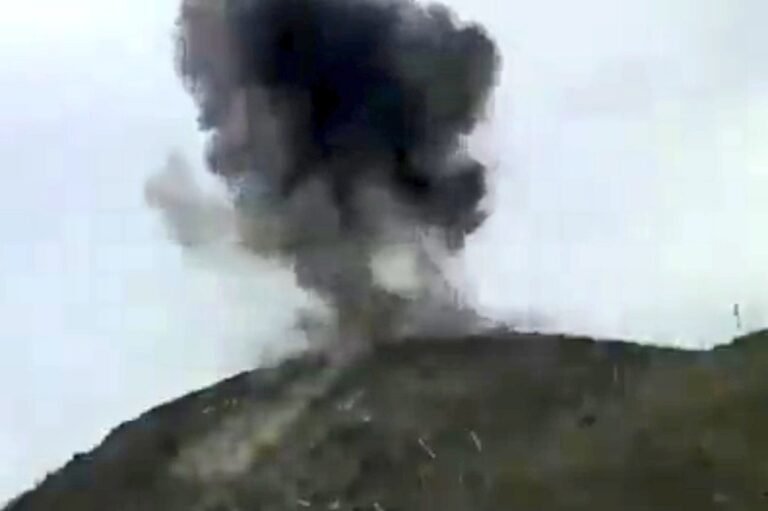 काबुल में हवाई हमले के बाद तालिबान के पाकिस्तान की सैन्य चौकियों पर हमले के बाद पाकिस्तान-अफ़ग़ानिस्तान सीमा पर भीषण संघर्ष शुरू हुआ