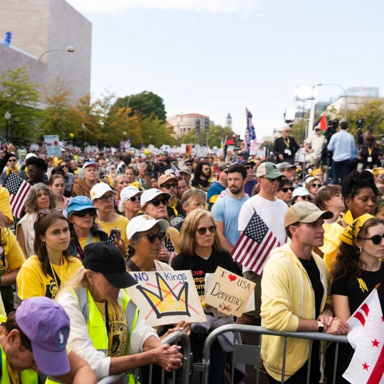 अमरीका के ट्रंप प्रशासन और नीतियों के विरोध में 50 राज्यों में हज़ारों लोग नो किंग्स विरोध प्रदर्शन के लिए सड़कों पर उतरे