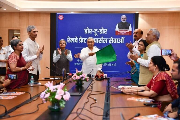 केंद्रीय रेल मंत्री अश्विनी वैष्णव ने सोनिक एकीकृत लॉजिस्टिक्स हब का उद्घाटन किया और दो नई डोर-टू-डोर माल ढुलाई और पार्सल सेवाओं को झंडी दिखा कर रवाना किया