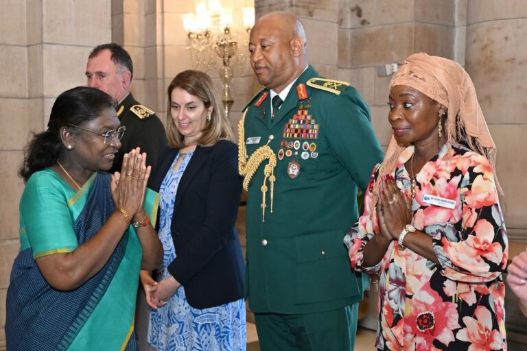 संयुक्त राष्ट्र सैन्य योगदानकर्ता देशों के सैन्‍य प्रमुखों के सम्मेलन में भाग लेने वाले सेना प्रमुखों/उप-प्रमुखों ने राष्ट्रपति द्रौपदी मुर्मु से मुलाकात की