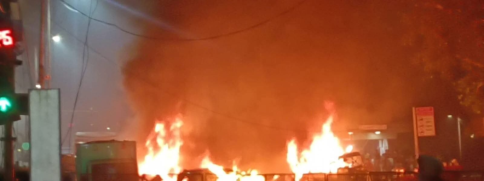 8 people killed in car bomb blast near Red Fort in Delhi, PM Modi reviews the situation